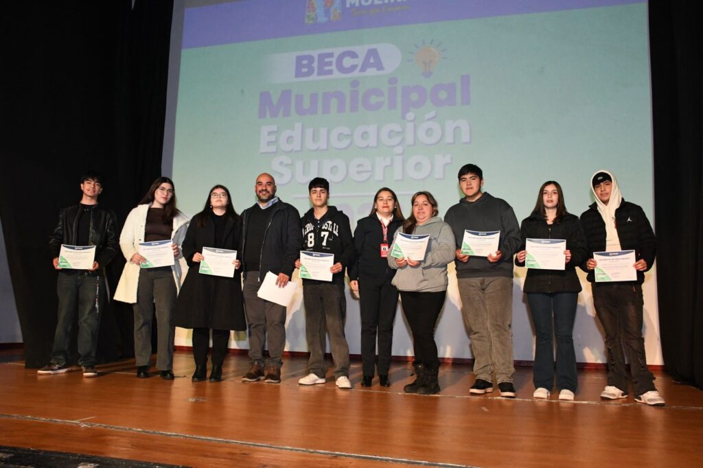 Entregan Beca Municipal a 150 jóvenes de Molina beca municipal